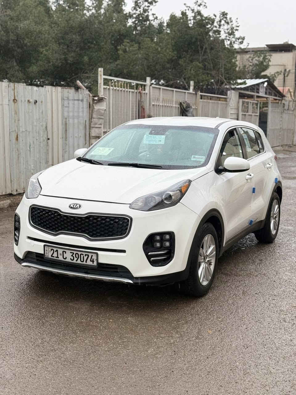 للبيع كيا سبورتج موديل 2017 لون ابيض حادث السياره بنيد بدون دواخل ولباقي لا صبغ  ولا شخوط ولا تكحيل ولا تبديل بشرط السونار شواصي ولغود مكفولات كير ومحرك 2400 رقم شمالي الدولي الجديد ب اسمي تريد تحويل وكاله ثاني يوم هزه وفحص جديده سنويه جديده  يعني سياره ما عوزها مصرف ربع دينار جاهزه تخم تايرات جديد صدر جديد سياره مال بيت ع ايدي وما بيها نقص جاهزه داخل لونين بيجي ورصاصي شاشه كبيره وكامره فول تحكم ستيرن كشنات تتفئه فورويل سبايدرات بلاديه جهتين كروز مثبت السرعه مانع الانزلاق قطعتين تبريد مركزي منفصل نضام صعود ونزول منحدرات مود درايف ثلاثه انضمه قياده سبورت وسمارت وايكو اقتصاد البانزين وبعد بيها مواصفات اكثر / مكان السيارة بغداد-الرصافه  للاستفسار الاتصال على الرقم *********** وبيه واتساب#السعر_153مجال بسيط

