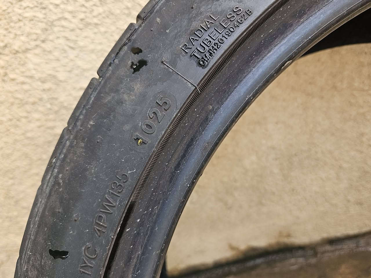 السلام عليكم شباب
تايرات ٢ عندي تك امامي تك خلفي

الامامي 225/40 R19 والخلفي 255/35 R19

الماركة Furtuner اندونسي

سعر الزوج الجديد مشتري ب٢٥٠ الف

الاثنين انتاجهم ٢٠٢٥  واقل من ١٠ الالف كيلو ماشي عليهم

ابيع الواحد على ٧٥ الف

مكاني يغداد كرادة خارج


**إذا كنت صاحب هذا الإعلان وتريد حذفه لأي سبب، رجاءا أرسل رسالة إلى الدعم الفني**