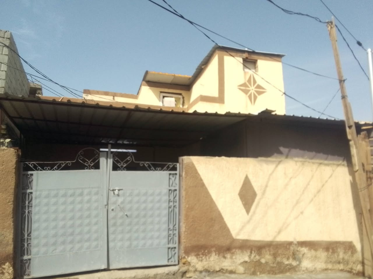 السلام عليكم ورحمه الله وبركاته بيت طابقين في بابل ابو خستاوي مساحته 100م طابقين كامل بعد عن الشارع 500متر شارع تبليط السعر 46 وبي مجال

***********
