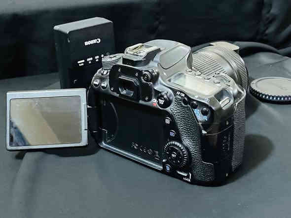 كامره كانون D80للبيع 
وياها عدسه 18/135
بطاريا حزام رام  شاحنه 
***********
بغداد الحسينيه.
