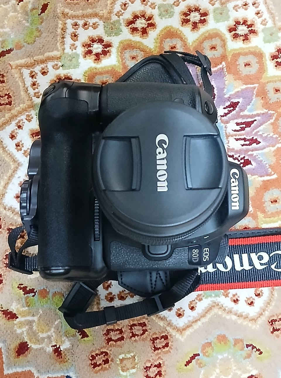 كانون 80D للبيع النضافة واضحة من الصور 
السعر 800 الف مكاني بصرة السعر غير قابل للتفاوض 🌹


**إذا كنت صاحب هذا الإعلان وتريد حذفه لأي سبب، رجاءا أرسل رسالة إلى الدعم الفني**