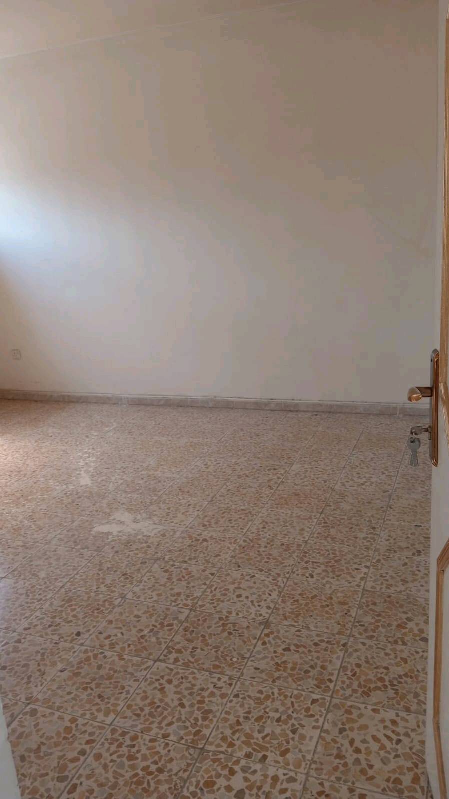 بيت للبيع في حي الجهاد مساحة 250 متر حديقه استقبال مطبخ غرفه بلاخير حمامات عدد2 وترك فوك غرفتين وسطح بيت ذوي الشهداء وزارة الاعمار والاسكان باقي. بس تميلك سعر 375مليون وبيه مجال الاستفسار اتصال على الرقم ***********