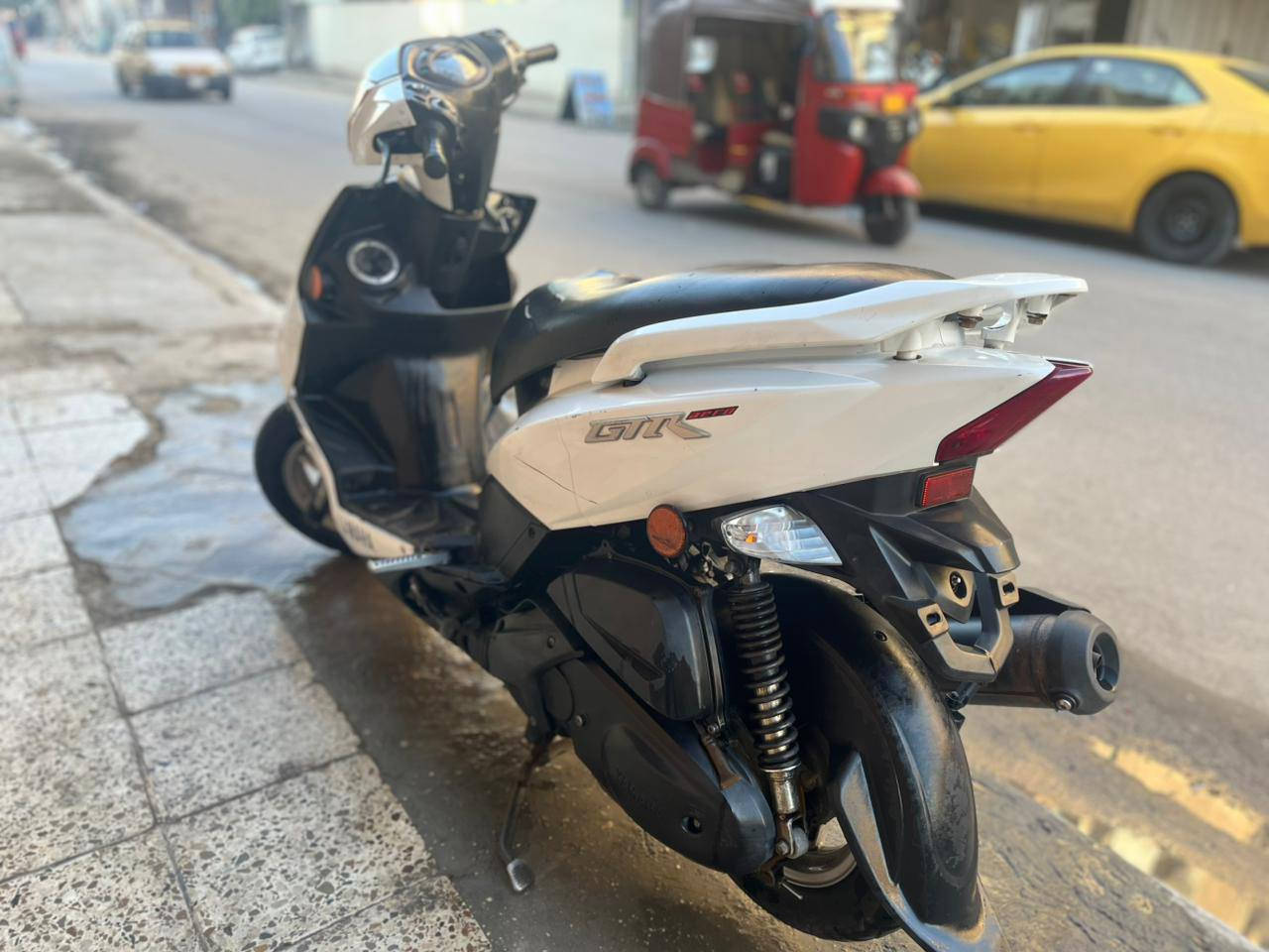 السلام وعليكم شباب جي تي ار نظيفه كلش بالكارتون كل نقص مابيه الدراجه مكفوله مكينه والكهربائيات كله شغاله نكره سلف الدراجه فول بمعنى الكلمه  وكله ختم واحد العنوان ساحه عدن الرقم  *********** السعر ٨٥٠ وبيه مجال
