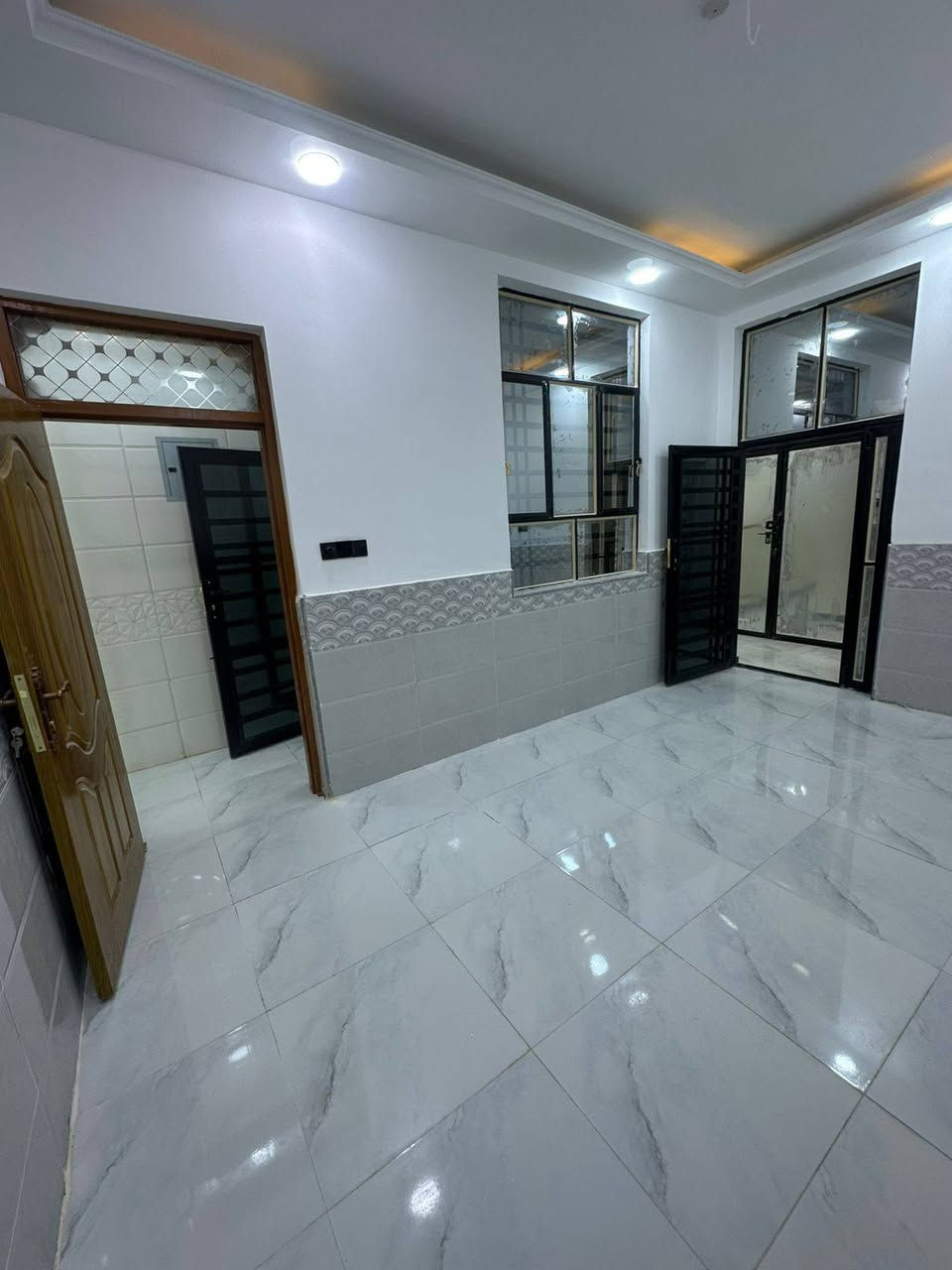 للبيع  دار [ ١٠٠م ] طابقين  

النجف ـــ حي ــ ميسان ــ منطقة ( ٢٢ )
مقابيل السوك
سابع بيت عن شارع الكيات

المحتويات

الطابق ـــ الاول 

غرفة ــ نوم + صاله + استقبال + مطبخ  + 
صحيات ــ داخلية + صحيات ــ خارجية
منور عدد ٢ +  طارمة 

الطابق ــ الثاني 

غرفة ــ نوم. +  صاله + صحيات + سطحين

السعر 148 مليون مع المجال

للاستفسار 
***********
