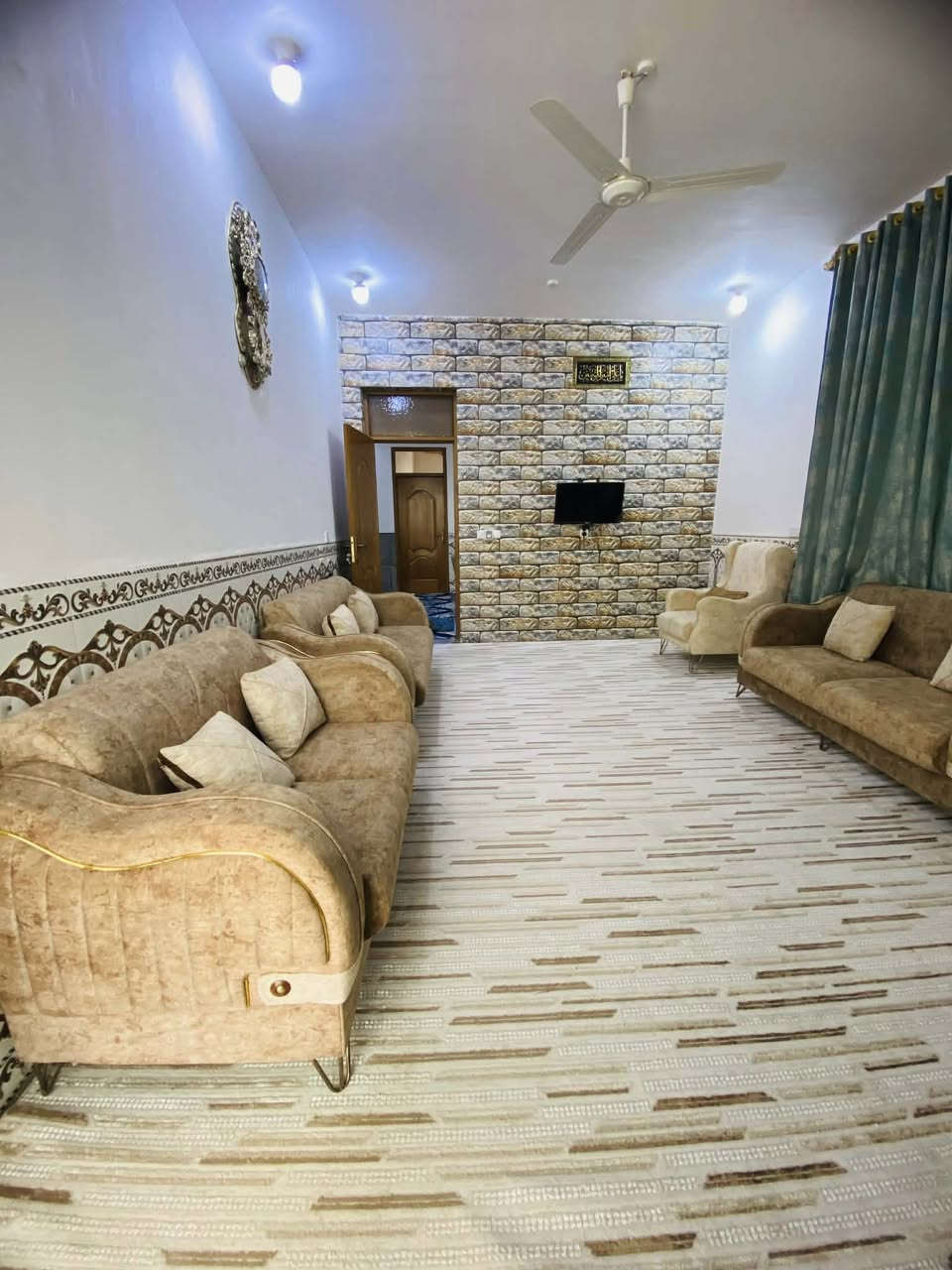 دار سكن للبيع  

معاملة التطويب بالبلدية يبعد عن الشارع ١٠٠متر متكون من غرفتين نوم و صاله و مطبخ و استقبال  مساحة البيت. ٣٢٠ متر 
الموقع بشارع حسينية حسين ناصر عبود خلف بيت سجاد حبيب الزبيدي 
للتواصل الاتصال ***********
