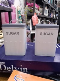 توفرت علب معدن مربعه ودائريه وعليها اسماء المواد مثل الشاي قهوه سكر. و...