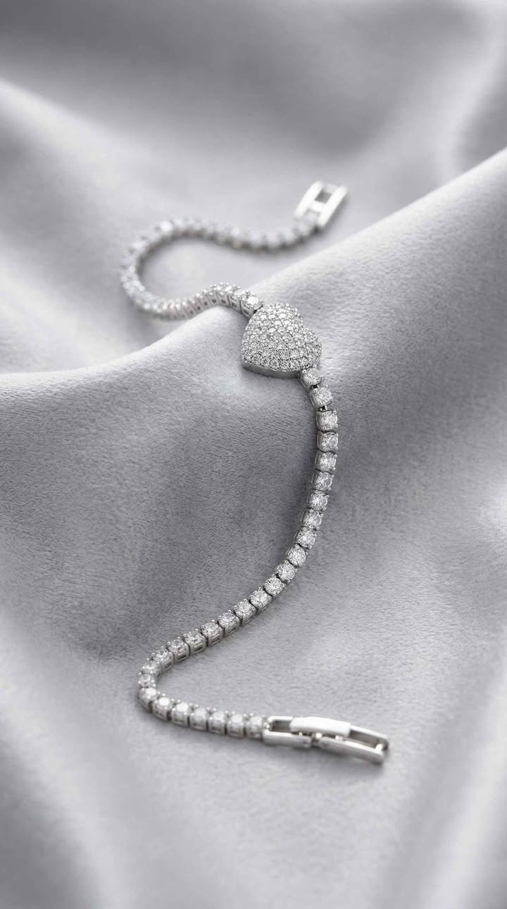 إذا تردين شي يشع لمعان ويلفت الأنظار من بعيد، فهذا السوار هو الجواب.

التفاصيل: سوار نظام "تنس" (سلسلة فصوص متراصة) باللون الفضي الساحر، يتوسطه قلب كبير مرصع بالكامل بالفصوص اللامعة.

المنظر: قمة بالرقي، يلوك للأعراس والسهرات، ويخليج ملكة الحفلة.

السعر 7 آلاف 
قطعتين ب12الف 

يتوفر توصيل لجميع المحافظات 5الاف حلة, بابل


**إذا كنت صاحب هذا الإعلان وتريد حذفه لأي سبب، رجاءا أرسل رسالة إلى الدعم الفني**