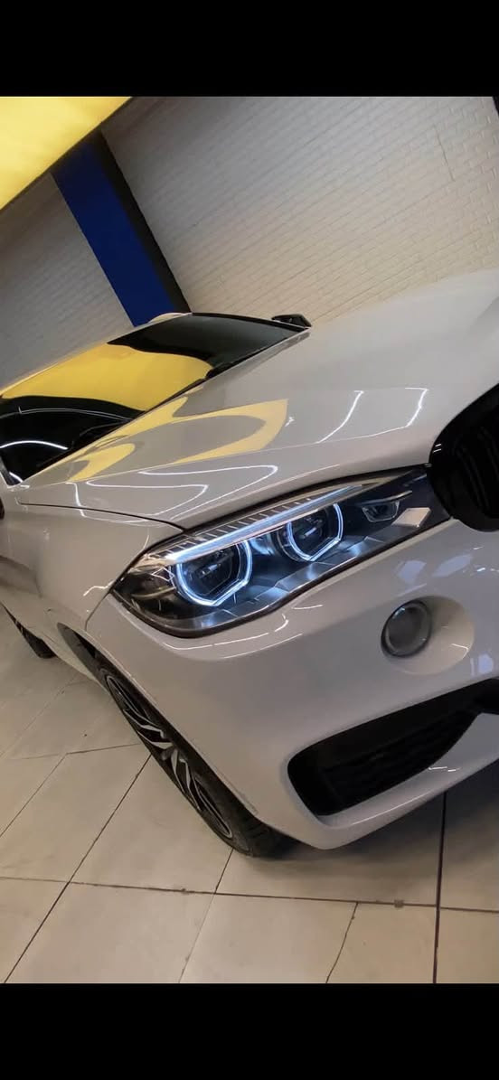 بي إم دبليو X6 xDrive35i موديل 2019
 خليجي وكالة العروش 
فخامة تجمع الاقتصاد والرياضة ✨
بحالة ممتازة
المواصفات فول 1/1
الفئة: X6 xDrive35i
الموديل: 2019
القير: أوتوماتيك 8 سرعات مع شيفتات خلف المقود
(Comfort – Eco Pro – Sport – Sport Plus)
الوقود: بنزين
المحرك: 6 سلندر TwinPower Turbo
نظام الدفع: xDrive (دفع رباعي ذكي)
الممشى: 160 الف كم
تُعد هذه الفئة من أفضل فئات X6
حيث تجمع بين الأداء الرياضي القوي والاستهلاك الاقتصادي للوقود مقارنة بقوتها.
الألوان:
الخارجي: أبيض لؤلؤي
الداخلي: أحمر فاخر
التجهيزات والفخامة:
كاميرات 360° مع حساسات أمامية وخلفية
• نظام صوتي فاخر
أبواب شفط
داتشو 
فتحة سقف
شاشات خلفيه مع التحكم 
بانورامي مع فتحة
كراسي رياضية كهربائية بذاكرة
إضاءة LED كاملة داخلية وخارجية
نظام دخول وتشغيل ذكي
شاشة BMW مع ملاحة، بلوتوث، Apple CarPlay
أنظمة الأمان:
تحذير الخروج عن المسار
مراقبة النقاط العمياء والرادار 
السعر 335 
***********
***********
