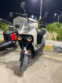 ٦ بطاريات • ٤ نمرات R • مثبت سرعة