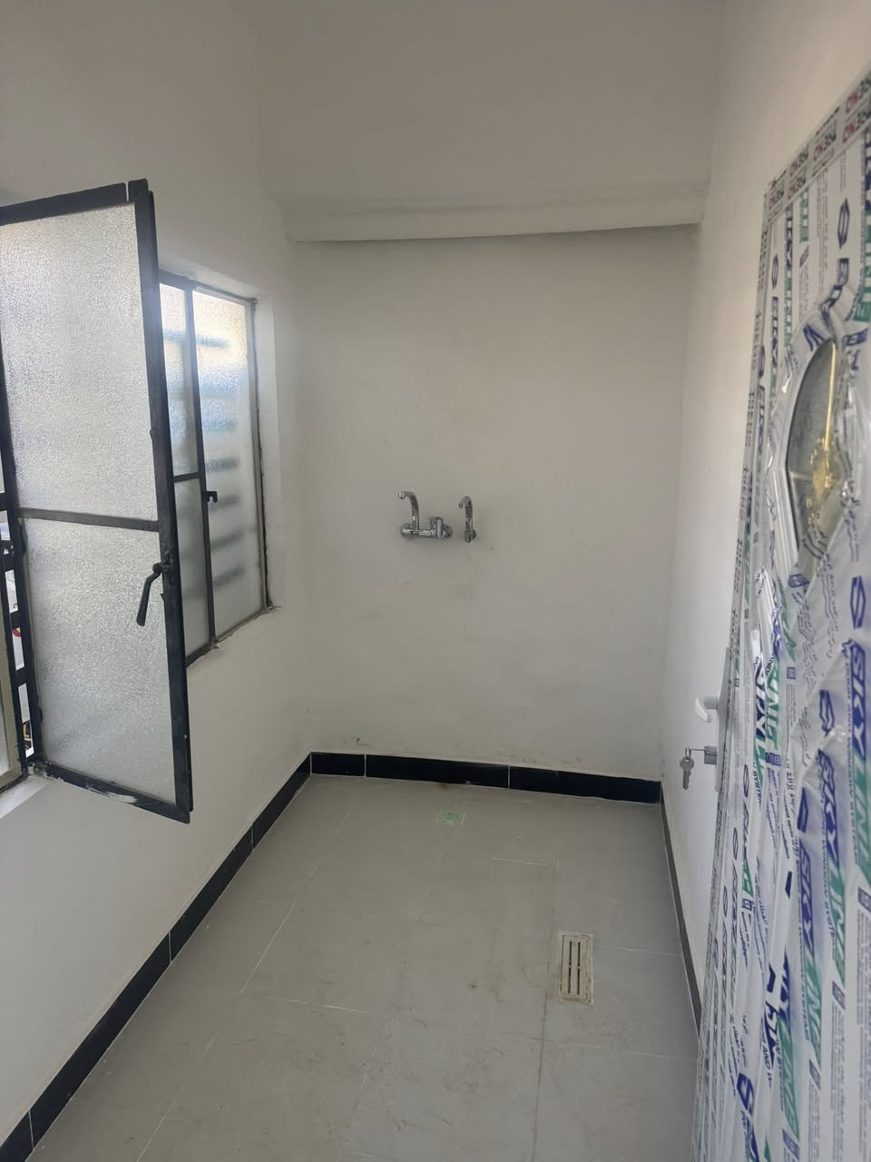 شقه للايجار جديد الشعب مقابل سوك
المدينه

غرفتين وصاله وخدمات 

طابق اول العماره عباره عن ٣ شقق 

معروضه بمكتب الكناني ***********

السعر ٤٠٠ قفل
