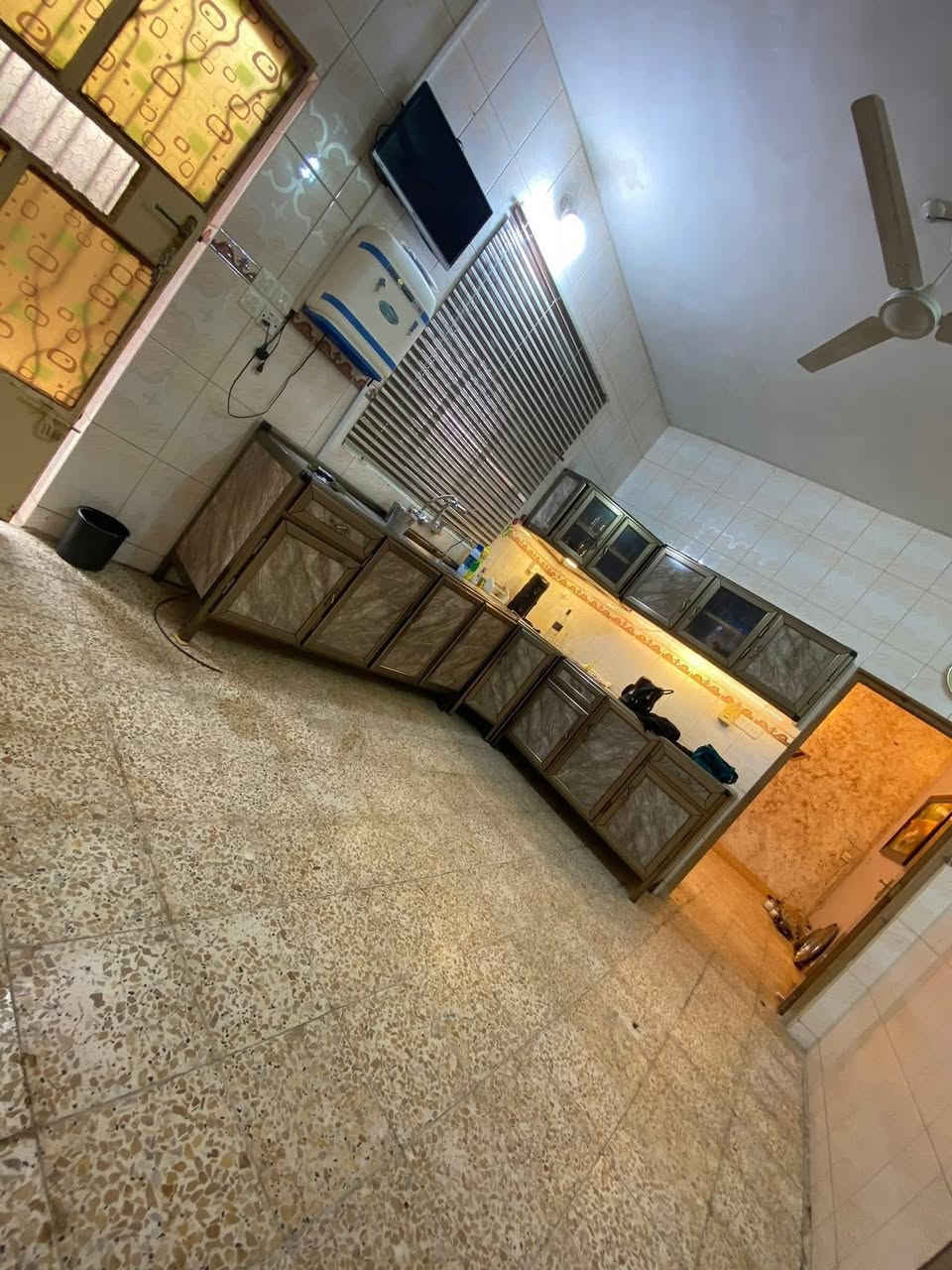 يالله السلام عليكم يعلن مكتب الخبير عن وجود بيت للبيع حي المعلمين مساحة 125 نزال 12ونص واجهه 10 شارع ميثم التمار شارع تبليط كهرباء نضامي بيت حديث البناء الطابق الاول صاله وغرفة نوم 1 
مطبخ 
الطابق الثاني غرفتين نوم وحمامات بالكونه وهول +مخزن
البيت يحتوي علئ كاونتر سبلت مراوح سخان ماطور ماء تانكيات  
السعر  65مليون بي مجال بصيط
***********
