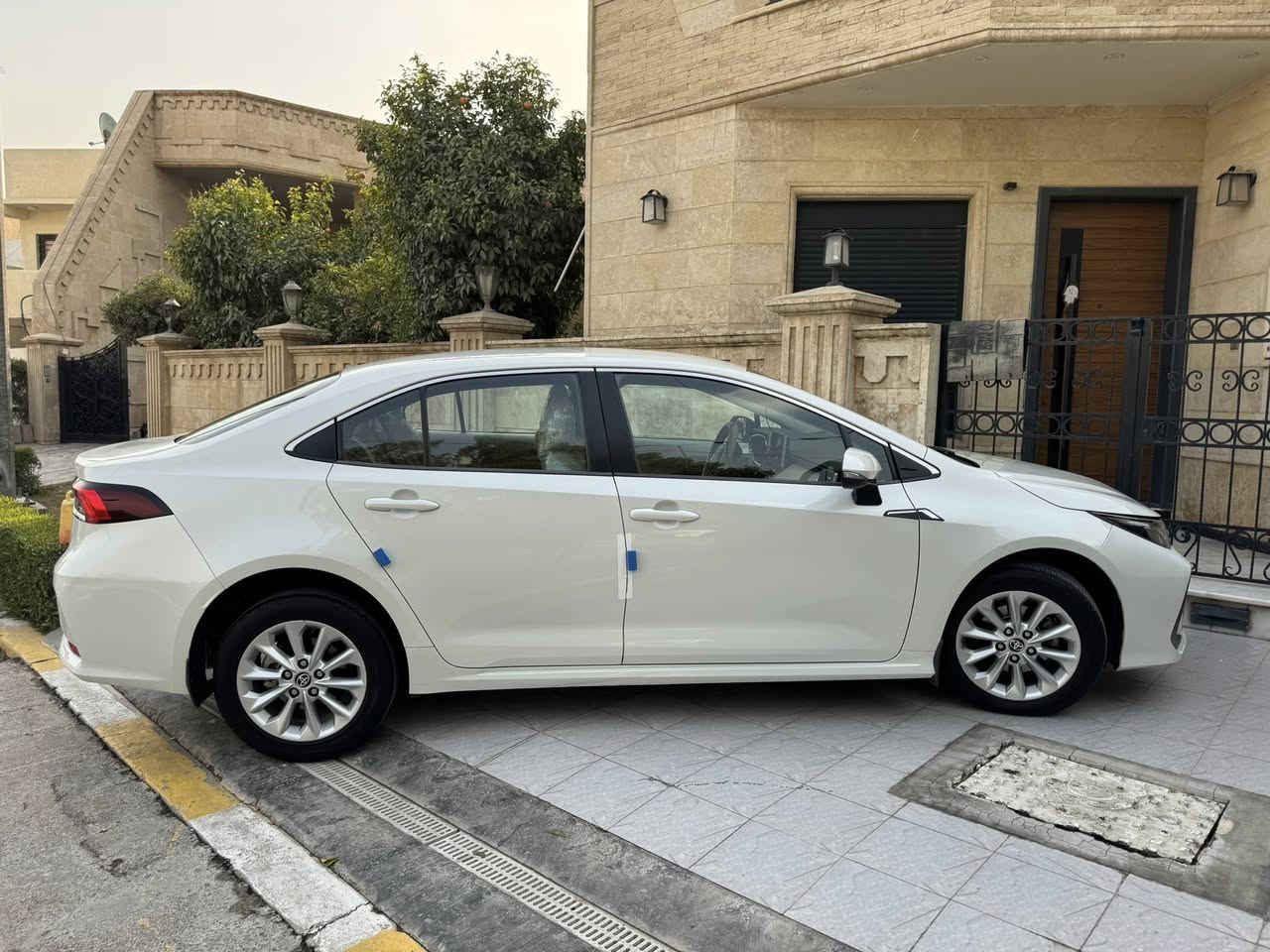 كورلا  خليجي  ٢٠٢٠ (SAS)    مكفوله  محرك ١٨٠٠ بانزين
رقم بغداد  بأسمي مكفوله  استلام شركه عله ايدينه     بصمه   كيجات ليزريه  مري شفط  تحكم ستيرن  حساسات امام خلفي  لد نهاري تبريد قطعتين  ماشيه ٥٧ الف السيارة    نظيفه جدآ وبدون اي نقص  السعر   ١٦٨ $  ( قفل  نهايته  )
مكان السياره بغداد حي القادسيه 
***********
