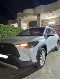 للبيع … كورلا كروز فول موصفات واحد على واحد  5كامرات 360  داخل احمر جل...