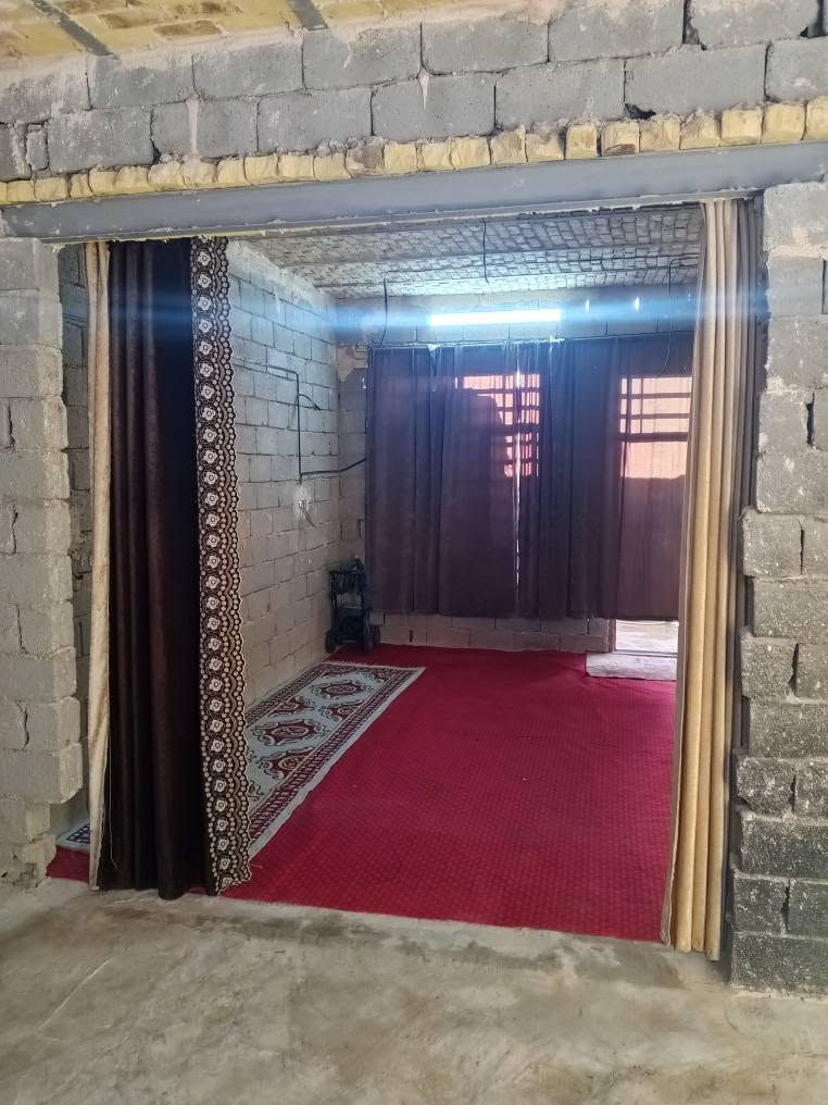 السلام عليكم دار للبيع المساحه 100 واجهه خمسه نزال 20 يحتوي على غرفه ومطبخ وصاله واستقبال مايو مجاري وكهرباء كاملات فقط اوزه بس لبخ العنوان نجف شارع كربلاء طريق يا علي عامود 193 المنطقه كامله خدمات ماي وتبليط مدارس مركز صحي وسوق السعر 19 مليون وبي مجال الاستفسار الرقم التالي او المراسله *********** النجف, العراق
