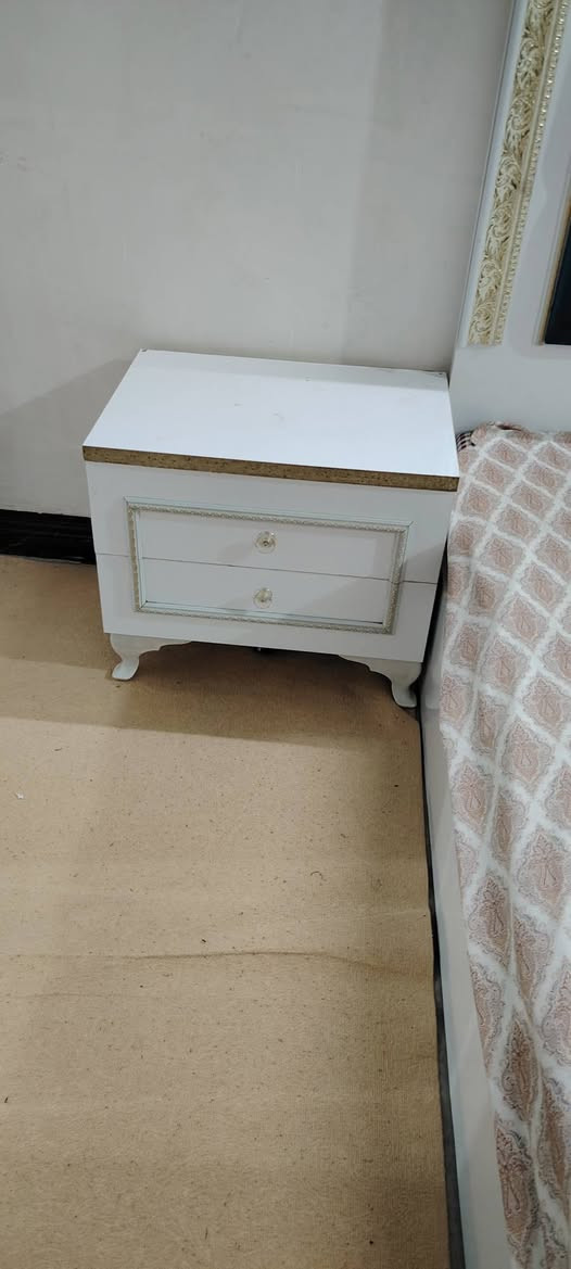 السلام عليكم غرفه للبيع 5 قطع  بوب اسلايت نضيفه السعر تجي اتشوفها اني طالب عليها 400 الف وبيها مجال حك الجيه  الله شاهد اخذتها ب 11 ورقه متواجد مازنجر او رقم ***********
