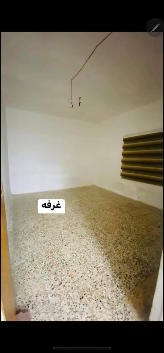 شقه للأيجار في منطقة دور الضباط قرب شارع البهو قرب اسواق الشلال 
الشقة طابق أول فوق بيت درجها معزول .. تحتوي غرفتين وصاله كبيره ومطبخ وصحيات وطارمه .. مساحتها 100 متر .. سعر الأيجار 450
📲 *********** / ***********
