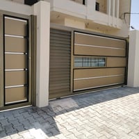 باب كراج • ٤٢٠×١٨٥سم • خدمي ١١٠سم