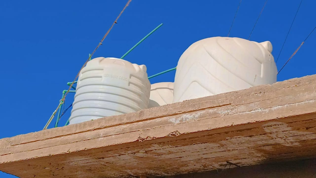 السلام عليكم ورحمة الله وبركاته دار للايجار قرب جامع ال شبل اول فرع على اليمن يحتوي عل 3 غرف نوم كبيرة المساحة 250 متر شارع 8 أمتار جيران خير من الله ويحتوي على صاله داخلية سبع أمتار مع حمام داخلي فقط ويوجد صحيات خارجيه ثلاث خزانات ماي سخان كهرباء جاهز ماي حار بارد مكان غسالة اوتوماتيك جاهز كل غرفة تحتوي على مكشوفة لتهوية الغرفة إضافة إلى وجود مبردات لكل غرفة يوجد انترينت من البرج مجاني لايحتاج إلى تفعيل للتفاصيل أكثر الاتصال على الرقم *********** السيد ابو مجتبى الحسيني
