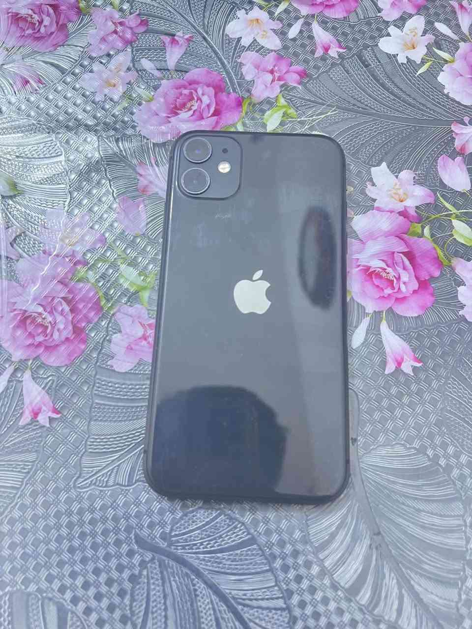 آيفون ١١عادي مكفول كفاله عامه جهاز جديد وتر مامفتوح جهاز مكفول من الشخط ذاكره ١٢٨ وبطاريه ٧٣ رقمي***********
