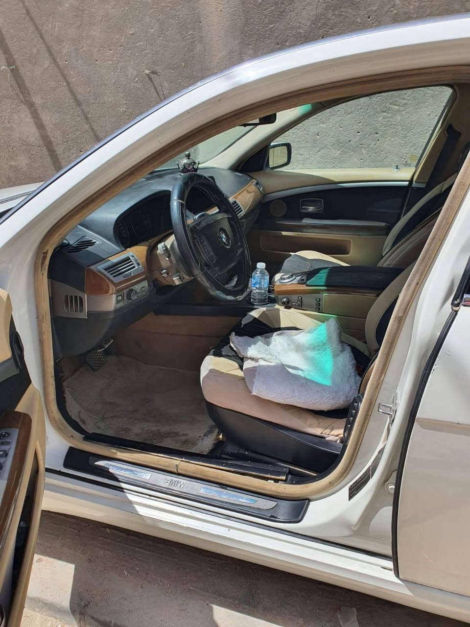 السلام عليكم BMW خليجي فول تبريد خلفي امامي ثلاجه خزن كلاص تبريد فول لاخير مكينه مرغوب 6سلندر ادمه كامله عليه سياره جديد حيل مديل 2008 هواي موصفات بيه فتحه سقف سلايت ترحيب بصمه سياره نقص بيها دبل امامي ايمن او تايرات خلفيه نص عمر راعيها يريد مداور سنويه بعدهي ما منتهيه سعر 140وبيها مجال***********
