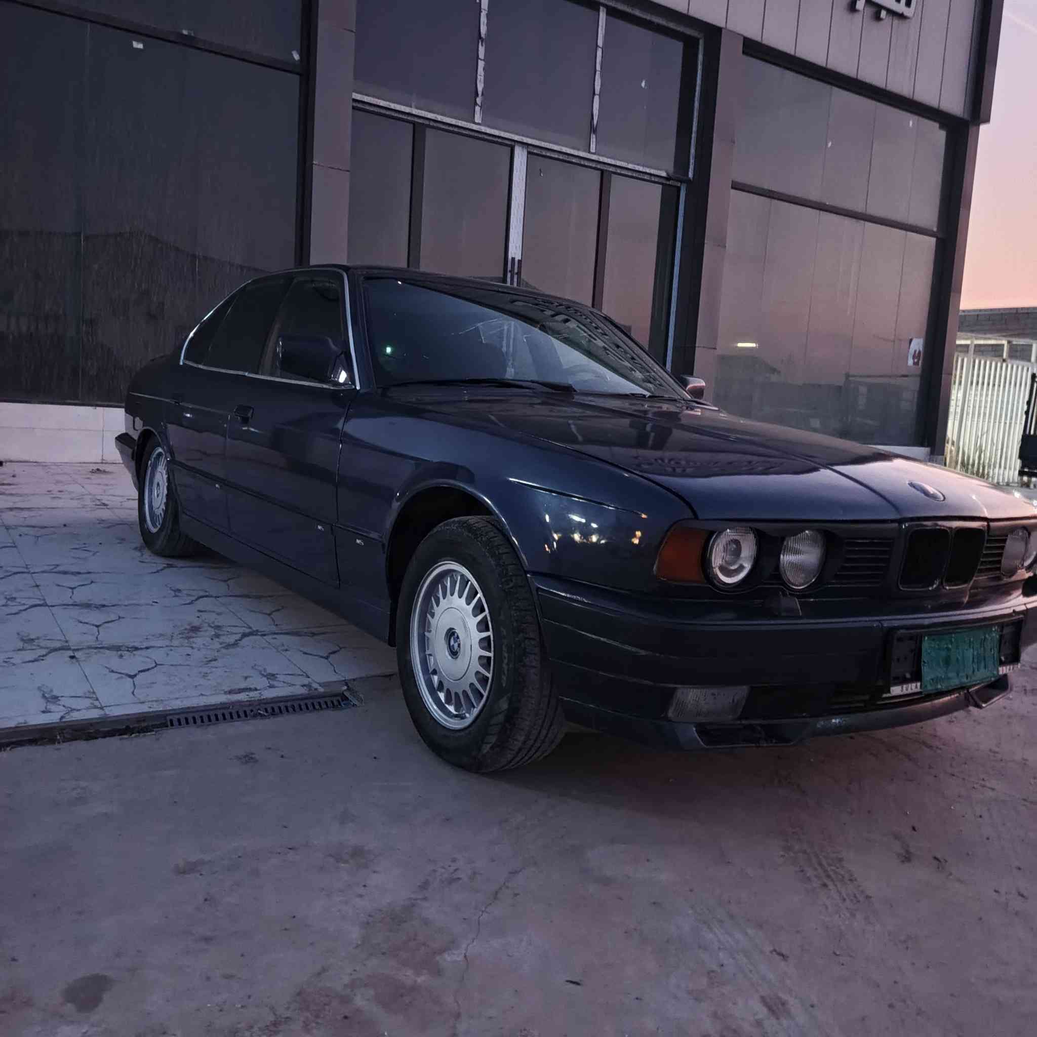 سلام عليكم بي ام 525 للبيع 
محرك كير حداديه شرط كير عادي 
مكينه 25 
موديل 1992
راعيه ابو سنويه ما اندله 
اكفلك دوله وعشاير 
سعر 30 وبيها مجال 
هـ ‍***********
