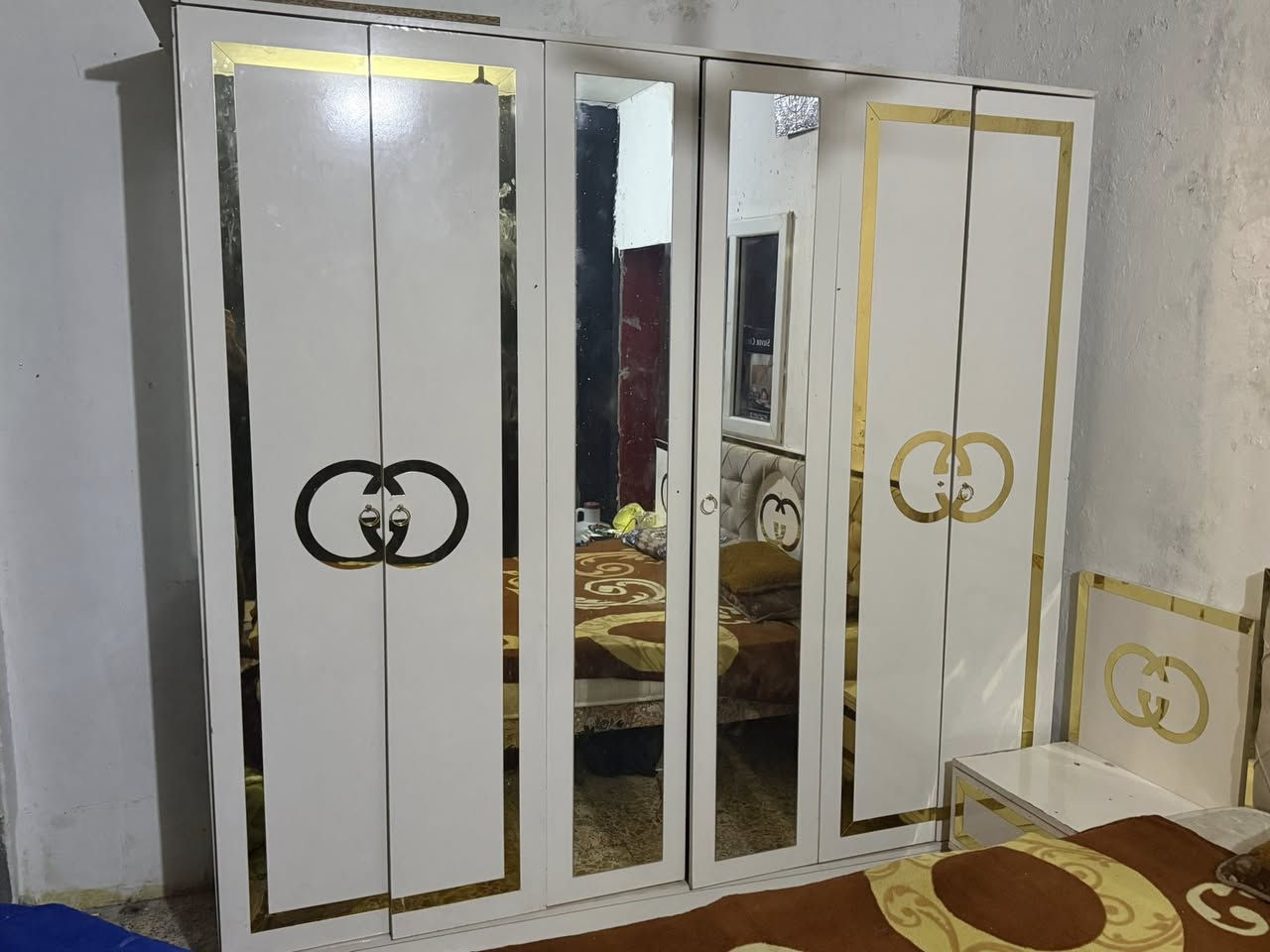 غرفه نوم ٥ قطع نضيفه بس الميز التواليت مكسور بس المرايه موجوده سعره ٣٠٠ ويه الدوشك بيع مستعجل مكاني كربلاه /***********
