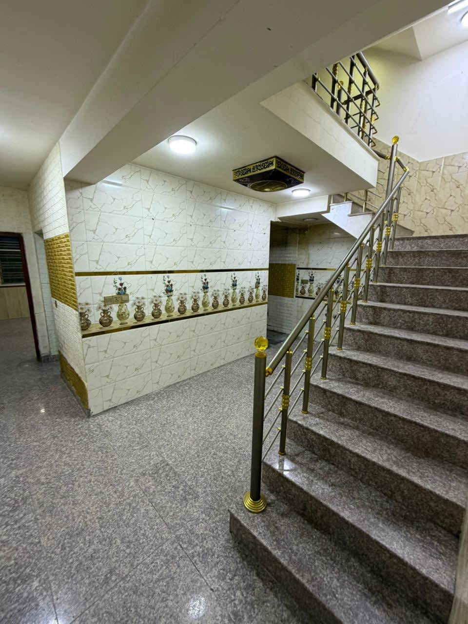 السلام عليكم 
دار  للايجار  تجاري او سكني في زيونه قرب مول دريم ستي  
المساحة :  200 م 
يتكون : كراج وصاله ومطبخ وخدمات وغرفه نوم والطابق الثاني 3  غرف نوم 
للاستفسار : ***********
