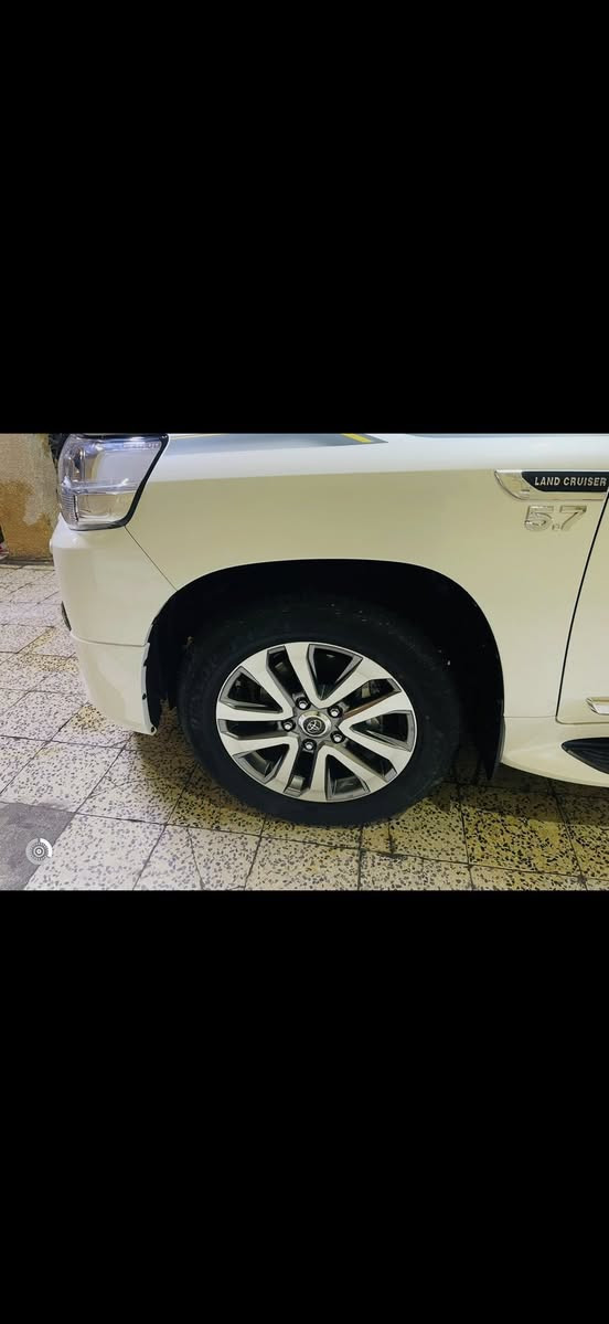 السلام عليكم للبيع لاند كروز موديل 2021جديده ماشيه 20 الف حقيقي محرك 5700 بريم باب اول اعله فئه VXS على وضع الشركه لك السعر 85 يعني ثمن شدات ونص للاستفسار *********** بغداد
