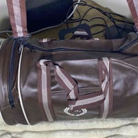 جنطة جلد • توصيل • ١٠ وي