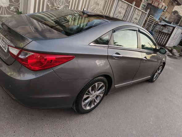 سلام عليكم.... للبيع فقط هيونداي سوناتا 2013 وارد أمريكي رقم بغداد الجديد بأسمي تحويل ثاني يوم هزة و سنوية جاهزة حادث بسيط جدا جدا كما موضح بالصور  باقي سيارة كفالة بشرط ماشية 91 مايل داخل رصاصي + اسود  كشنات مخمل كشن سائق كهرباء... كشنات امامية تدفئة.... كير و محرك بلادي بشرط على وضع الوكالة (2400 gdi)  لايت ناصي عدسة لد .... لايت عالي + بلوجكتر لد اصلي..... تخم تاير جديد نقشة مميزة ويل كب 18 مميز بك لايت + إشارة لد... سيارة عليه ادامة كاملة وجاهزة من دون أي نقص سعر 115 ورقة وبيه مجال للجاد بالشراء مكان السيارة بغداد للاستفسار اتصال على الرقم *********** متواجد فيس بوك ايضا
