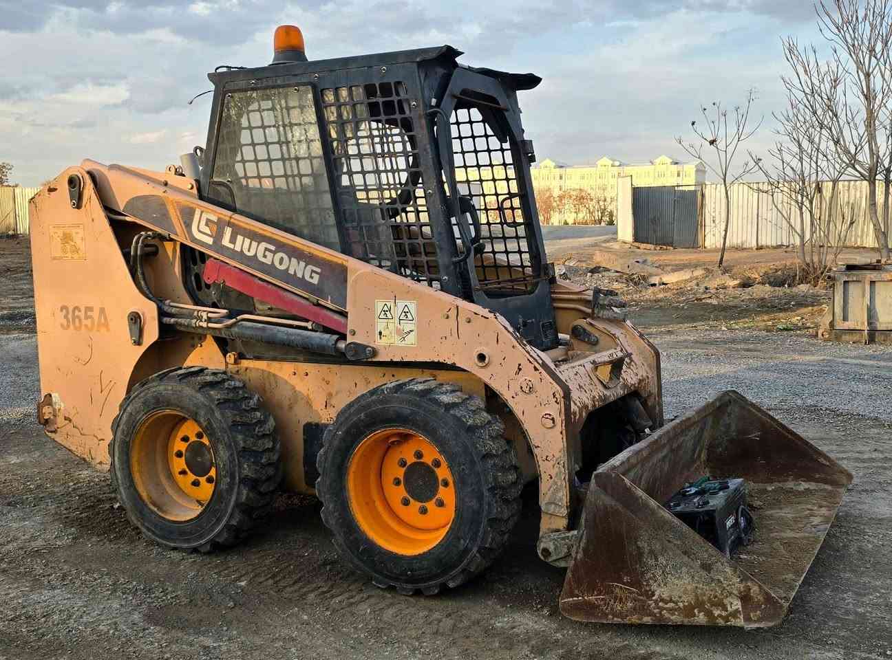 For sale  ‏ للبيع                                                                 
Hyundai HL 850 2013
Gehl 4640 2010
Liugong 365 2013 x 2 unites 
Liugong 365 2014 x 4 unites 
New Holland 2010 x 2 unites


**إذا كنت صاحب هذا الإعلان وتريد حذفه لأي سبب، رجاءا أرسل رسالة إلى الدعم الفني**