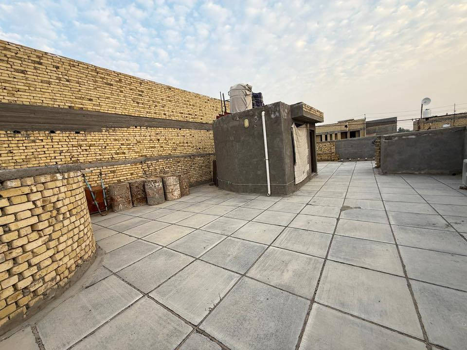 دار زراعي للبيع مساحه ٢٠٠م في منطقة الصخيين شارع المهندس ثاني فرع يبعد عن شارع ٨٠متر مربع الشارع كله نظامي وبيوت طابقين 
بناء درجه اولى طابوق كونكريت وأساس صب 
يتكون من غرفتين٥*٤ وصاله٧*٤ واستقبال ٨*٤ومطبخ حار وبارد وصحيات داخليه وخارجيه وكراج وستاره ارتفاع ٢متر وسطح شتايكر بيت جديد ونضيف واجهه ملبوخه وجاهزه 
الخدمات ماء وكهرباء ومجاري وشارع١٠م
 السعر ١٣٥  قابل للتفاوض 
للأستفسار ***********
