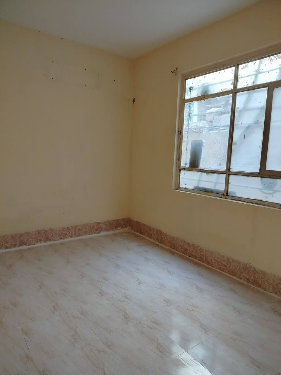 بيت ٥٠ متر طابق واحد للايجار كامل بس تجي وتكعد نظيف بي غرفة مطبخ صاله وبي كيزر ماطور مغاسل خدمات من كلشي متوفر مدارس عبر الشارع للاستفسار ***********
