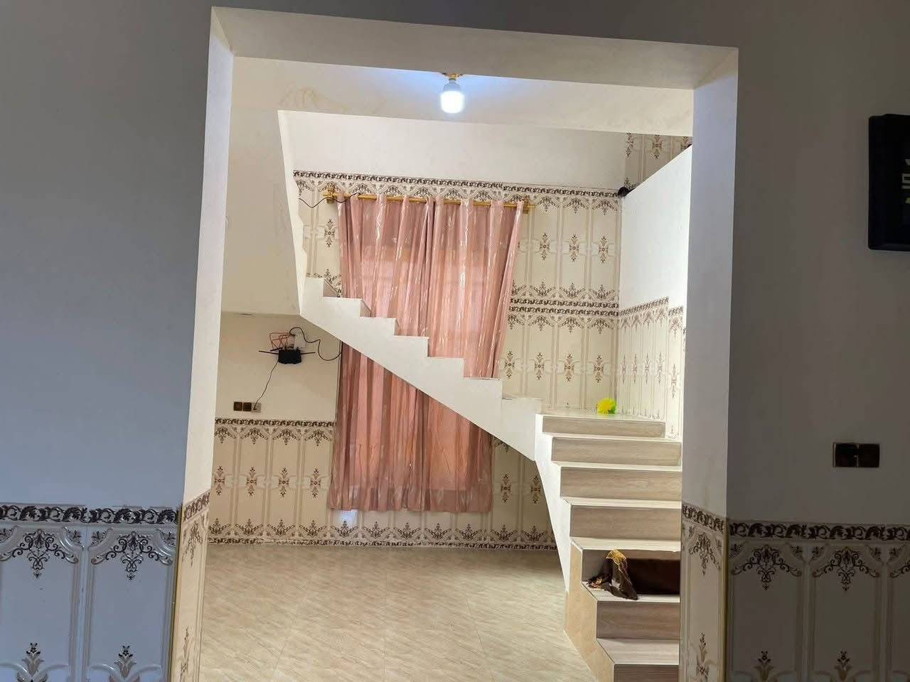🏠 منزل للبيع - (بناء حديث)

العنوان: [الرمادي - زنكورة قرب اعدادية زنكورة]

المساحة: 720 متر مربع

تفاصيل ومحتويات المنزل:

يتميز المنزل بتصميم استغلالي ممتاز للمساحات، ويحتوي على:

• الاستقبال: غرفة استقبال واسعة بمدخل مستقل. وهول داخلي

• غرف النوم: (2) غرف نوم موزعة بنظام يوفر الخصوصية.

• الصالة: صالة داخلية كبيرة (هول) مناسبة للعائلة.

• المطبخ: مطبخ مجهز ومصمم بأسلوب عصري.

• الخدمات: مجمع صحيات متكامل (داخلي وخارجي).

•مسيج المساحه بالكامل مع حديقه جاهزه

•الدار مجهز بنظام كامرات وكهربائيات بالكامل

ملاحظه ( الدار نقصه  دواخل الاستقبال والهول ولبخ الخارجي

المميزات الإضافية:

✅ الخدمات: كاملة (ماء، كهرباء، ، ومدارس).

✅ البناء: بناء حديث نقصه فقط دواخل الاستقبال والهول والبخ الخارجي

✅ الموقع: قريب من المرافق العامة والأسواق والمدارس.

✅للأستفسار الاتصال على الارقام التالية :

📞*********** 
📞*********** 

🏛️موقع المكتب ⏬️⏬️

أو زيارة موقعنا :  الرمادي_ ناحية اليرموك (زنكوره سابقاً)_ المفرق  /مقابل جامع هادي البشير (البمرعي)

#مكتب_عقارات_زنكورة 🕹️
#ناحية_اليرموك_زنكوره_سابقاً 
#عقارات_ناحية_اليرموك
