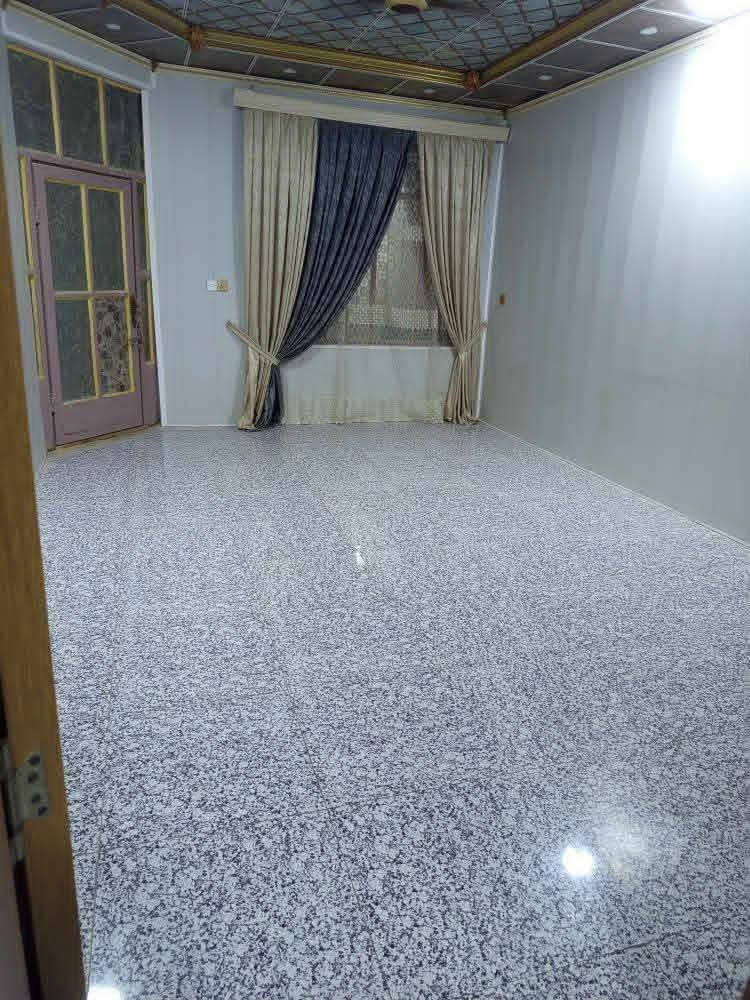 للبيع مساحته 150 كاطون رازي شارع ابو رباح خلف صيدليه صدئ شفاء متكون من غرفتين صاله مطبخ استقبال سعره(. 130) وبي مجال  رقم تواصل ***********
