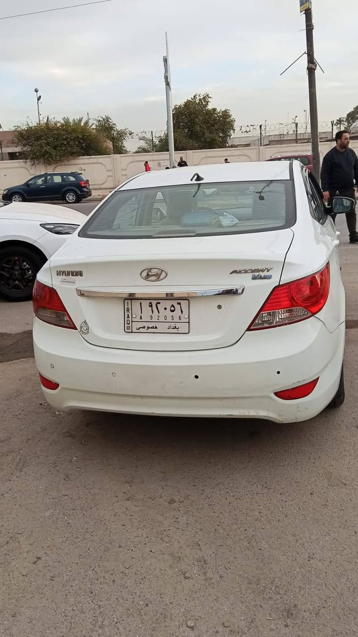 السلام عليكم ورحمة الله وبركاته
اكسنت موديل ١٢ بغداد 
مكينة ١٦٠٠
كامل مواصفات
فتحة
شاشه
إشارة بالمري
سيار باسمنا تحويل مباشر
سيارة بيها قطع صبغ
ابيعلك حزام
مكان السيارة بغداد البلديات
السعر ٨٣ وبيها مجال حق الجيه ***********
