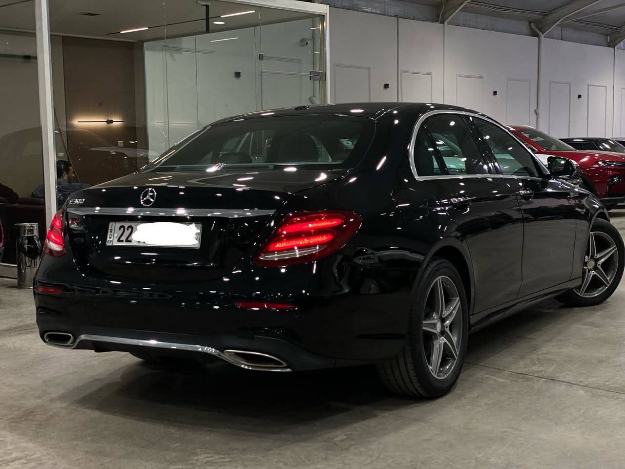 Mercedes Benz E 300 2017 وارد أمريكي ماشية  الف السيارة ضرر جدا بسيط شبه كلين  فقط شوية100 من الجنطة بدون داخل او ايرباك وابيع شرط الفحص 
السيارة كلش حلوة وجديدة وعلى وضع ال وكالة السيارة فول سلايد وجلد وهواي مواصفات معروفه السعر هو 24000$ الف دولار. او 240 ورقة وبيه مجال وترهم بيع او مراوس وبيك خير وتدلل مكاني بغداد رقمي ***********السيارة بصمة و سلايد و لايت زنون كهرباء و صندوق كهرباء و جلد وكراسي كهرباء  وتدفئة وتبريد ووضعيات قيادة وسيارة اربعة سلندر حجم 2.0 توين تيربو
