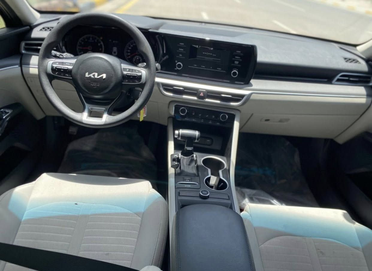 سلام عليكم سياره كي فايف موديل 2023 خلجي 
حجم المحرك 2000 دوش مكفوله ماعده بارد بل المدكر الامامي ماشيه 90 الف نص فول سويج مو بصمه رقم بصره حره مداور ثاني يوم لاستفسار ***********
