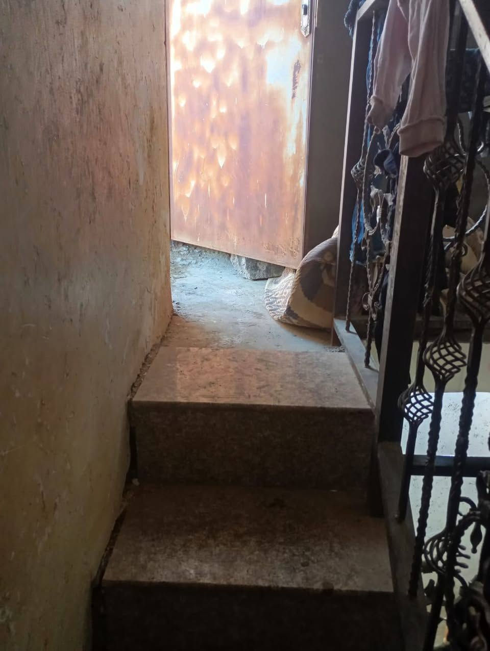 ///يتوفر بيت للبيع //المساحه 90/// طابقين // المكان ابو خستاوي شارع سيد علي يتكون البيت من غرف نوم عدد2صاله مطبخ كلدور حمام داخلي وصحيات بره وطارمه صغيره واجهيت البيت 5متر
بيت مرتب  بس عاوزه ترميم ارجع وكرر البيت عاوزه ترميم
ملاحضه البيت يبعد عن الشارع التبليط 500متر ملاحضه ثانيه مشروع المجاري والتبليط بل باب مال بيت بيت مناسب وحلو باقي التفاصيل الاتصال ع الرقم ***********
