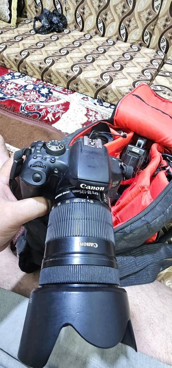 كاميرا كانون D750 الغنية عن التعريف
شاشة لمس قلاب بلوتوث واي فاي 
كرب باتري مع ٣ بطاريات وشاحنة عدد ٢
عدسة 55/18
عدسة/135/18
عدسة 90/300فقط هاي بيها مشكلة بالزوم 
كاميرا نظيفة 
مراوس فقط بنيكون حسب القناعة
*********** بيجي, صلاح الدين
