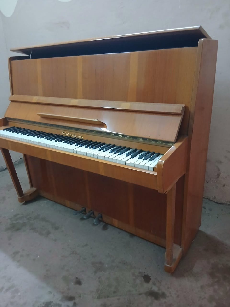 الماركة: چايكوفسكي (Чайковский) - صناعة روسية عريقة.النوع: بيانو عمودي (Upright Piano) كلاسيكي.اللون: خشبي طبيعي لامع (بني فاتح/عسلي) يتماشى مع مختلف الديكورات.الحالة: ممتازة جداً (كما هو موضح بالصور)، الهيكل الخشبي سليم والمفاتيح كاملة ونظيفة.✨ مميزات البيانو:صوت دافئ وعميق بفضل جودة الأخشاب السوفيتية القديمة.مثالي للمبتدئين، المحترفين، وطلاب المعاهد الموسيقية.قطعة ديكور كلاسيكية فخمة تضيف لمسة جمالية لأي مكان.يحتوي على عجلات سفلية لسهولة التحريك والنقل داخل الغرفة.


**إذا كنت صاحب هذا الإعلان وتريد حذفه لأي سبب، رجاءا أرسل رسالة إلى الدعم الفني**