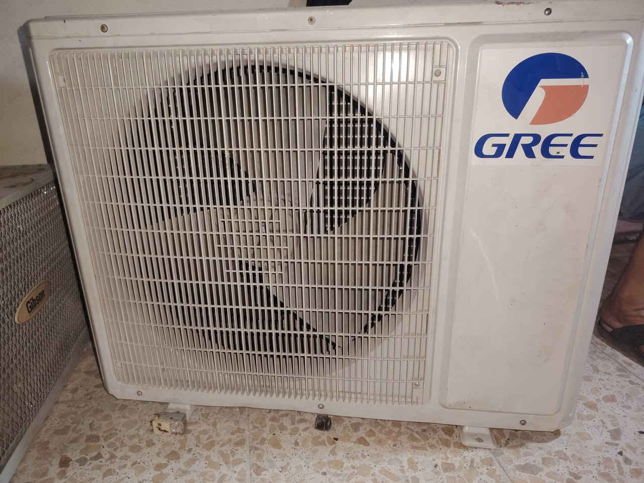 السلام عليكم.سبلت كري 2 طن . نضيف جدا  ملغي التدفئة غاز R410  السعر كامل  ب600 بي مجال  للاستفسار اتصل على رقم ***********
