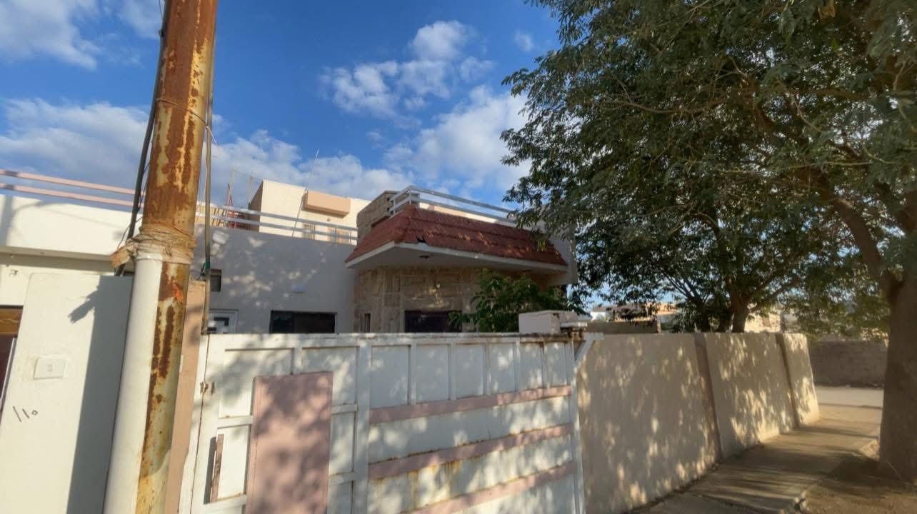 يوجد دار للإيجار في مجمع حي الشهداء  مقابل ابراج مول
4 غرف نوم طابقين 

نظيف جدا 200 متر 

بصف الركن سعر الايجار 400 للتواصل على الخاص

او الاتصال 

***********
