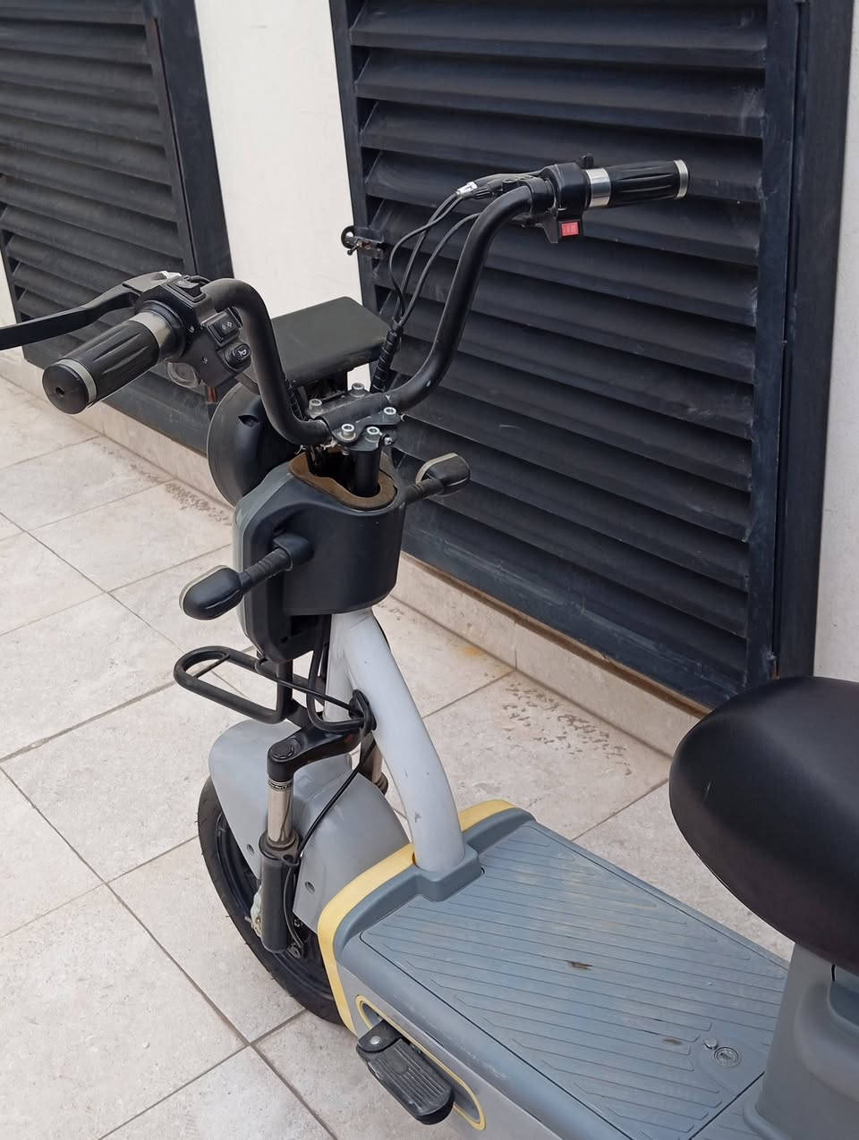 السلام عليكم دراجه شحن للبيع  تشغيل سويج وكارت كلشي شغال بطاريات نضيفه وجديده و ممفتوحات هورن اشاره يمنه يسره ضوه قوي 3 سرع ناقصه بس سله وبايدرات ودواسه الي من جه اليمنه وبيه پنجر الارقام للاتصال ***********
*********** 
واتساب
