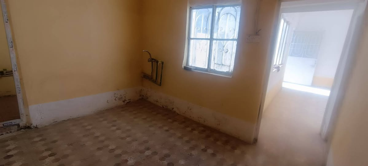 بيت ١٠٠ طابق واحد.   ١٠نزال. ١٠واجهه.  مربعه.  بناء قديم.      غرفه.   مدخل.   مطبخ.  صحيات داخليه وخارجيه.    غرفه نوم.  درج.  سطح فرشي.   السعر ٨١       ***********.    حله حي العسكري قرب الوكيله ام حميد.   طابو صرف حلة, بابل
