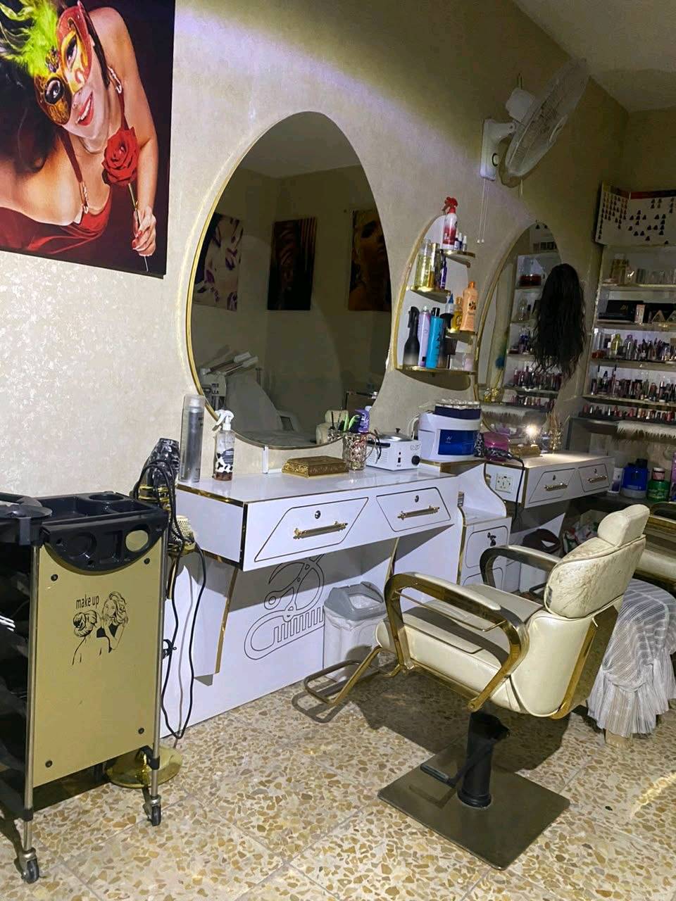 💇‍♀️ للبيع صالون مع جميع أغراضه

📍 الموقع: النجف – بداية حي ميسان، قرب أسواق دينار ودينارين، داخل مجمع الرحمن التجاري.

✨ اسم الصالون: نازك بيوتي.

💰 السعر: 6 ملايين دينار، وقابل للتفاوض بحدود المعقول.

للاستفسار والمعاينة، راسلني على الخاص.