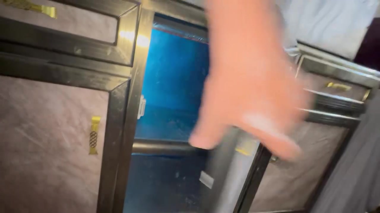 كاونتر للبيع ملحق قطعتين فقط نضيف كلش 
مابي اي ضرر مستعجل ع بيعه ب٢٥٠وبي مجال 
مكاني الحرية الاولى 
***********بي واتساب
