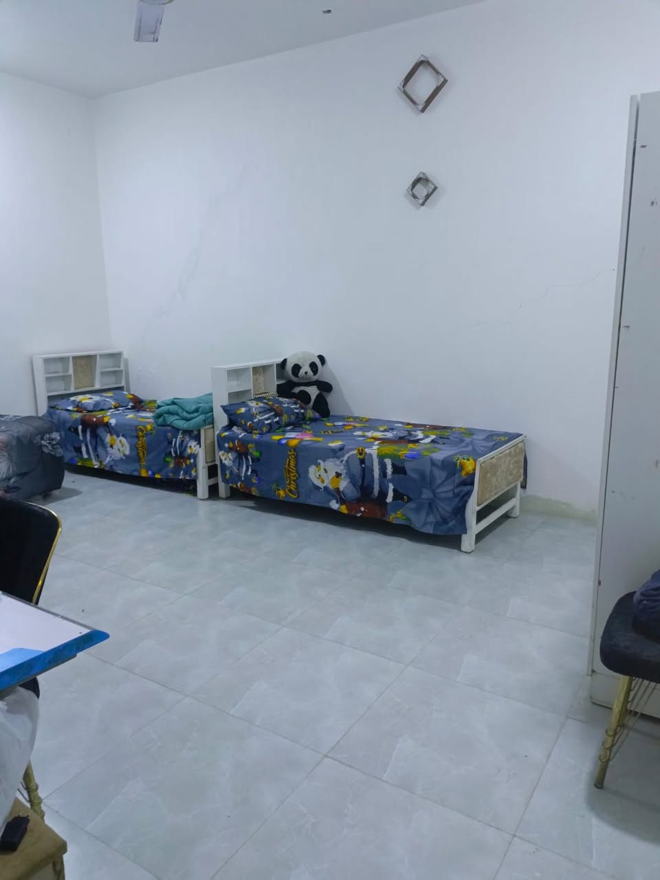 دار للبيع خلف المغتسل طابو زراعي المساحه 250 متر بناء حديث غرفتين2 5×4ونص صاله 9×4 مطبخ 6×5 ديوانيه 7×4 ونص طارمه كبيره حديقه صحيات داخليه وخارجيه السطح شتايكر البيت خلف محطه غسل السيارات الي قريبه على المغتسل بدايه شارع ازديناويه قرب السريع  السعر 140 وبيه مجال للطيبين للتواصل الاتصال على الارقام التاليه 
***********
***********
