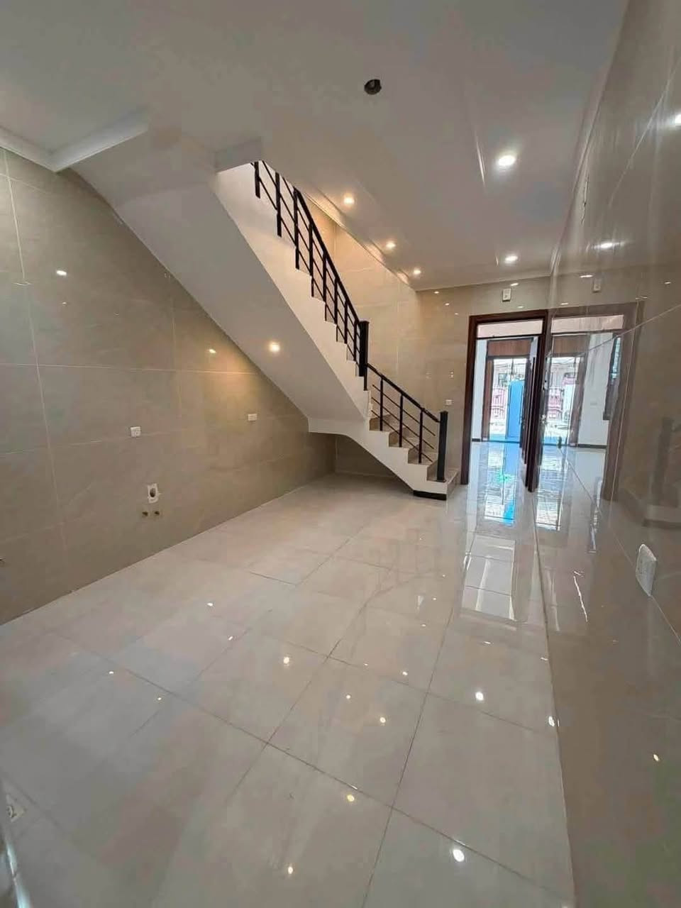 كل بيت مساحته 100 متر.
واجه 4متر ونزال 25متر 
الموقع: ضباط الشهداء، شارع 12 متر.

البيوت غير مشتركة من الأضلاع، بناء جديد. زيرو

كل بيت يحتوي صالة، مطبخ، حمام 🛁، وثلاث غرف نوم 

للاستفسار اتصل على*********** اتصال أو واتساب.
