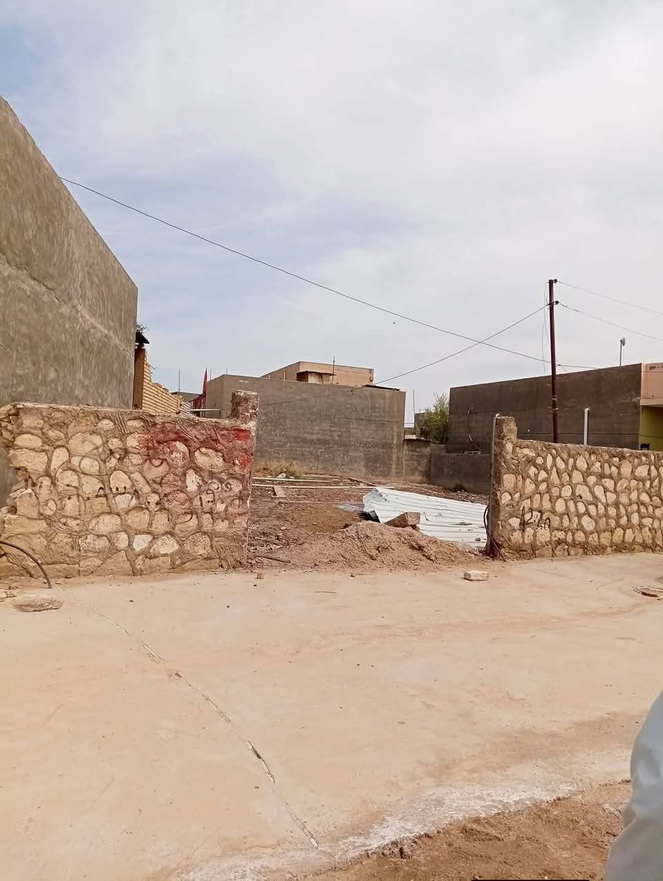 السلام عليكم
 قطعة ارض للبيع 
مستعجل
مكان مميز جداً 
طابو زراعي سند25 
بإسم صاحب الارض
العنوان / /بابل الحمزه  الغربي المدحتيه شارع العلاوي داخل فرع تبليط ومجاري 
المساحة//327متر
الواجه //٢٥متر
ابنزال١٣متر
السعر/ ٢٢٥سعر المتر الواحد وبي
تحويل القطعه ثاني يوم بعد الشراء 
 مجال 
خدمات كامله من ماء وكهرباء ومجاري خارجيه وتبليط لحدباب القطعه
للاستفسار
مراجعة مكتب دلالية وائل الهندي شارع 60 قرب سلوان ابو الكاشي مقابيل فرع علي قماره 
*********** وائل الهندي 
*********** ابو علي
